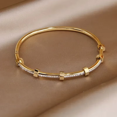 Fabia™ - Elegant Twist Bracelet